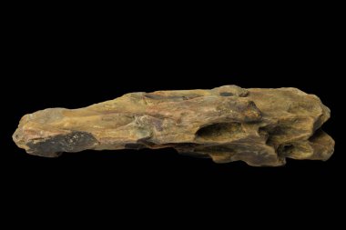 İnce renk varyasyonları olan ejderha taşı kayaları ve kesme yolu olan siyah bir arka planda izole edilmiş engebeli bir yapı. Aquascaping projeleri ve teraryum dekorasyonları için