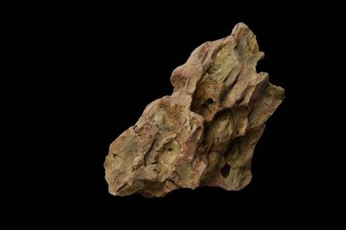 Karmaşık erozyon detayları ile eşsiz oyulmuş ejderha taşı kesme yolu ile siyah bir arka planda izole