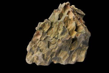 Ejderha taşının gözenekli bir yüzeyi ve siyah bir arkaplanda izole edilmiş düzensiz bir şekli var. Teraryumlar ve doğal manzaralar için.