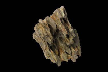 Yıpranmış bir görünüşü ve siyah bir arka planda izole edilmiş gözenekli dokusu olan kompakt ejderha taşı. İçerilen kırpma yolu