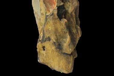 Keskin, engebeli bir yapısı ve siyah arka planda izole edilmiş dekoru olan ejderha taşı kayalarını kapatın. kırpma yolu dahil