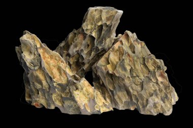 Yığılmış ejderha taşı kayaları pürüzlü kenarlar ve doğal renk varyasyonları siyah arka planda izole edilmiş kırpma yolu ile