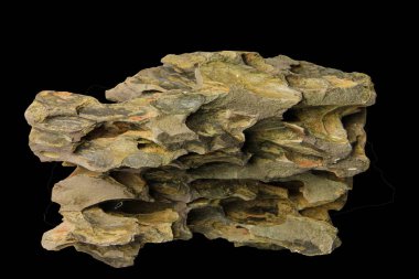 Kara arka planda izole edilmiş sert peyzajlar için engebeli kenarları olan sıkıştırılmış ejderha taşı. İçerilen kırpma yolu