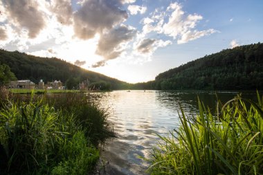 Akşamları Lakeshore, göl kıyısının güzel manzarası. Akşam güneşinde gölün üzerinden bak, Hesse, Almanya