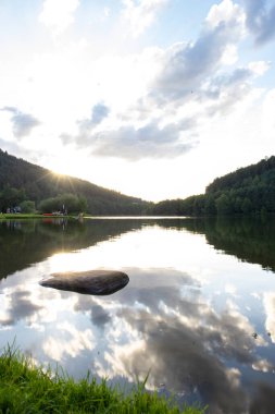Akşamları Lakeshore, göl kıyısının güzel manzarası. Akşam güneşinde gölün üzerinden bak, Hesse, Almanya