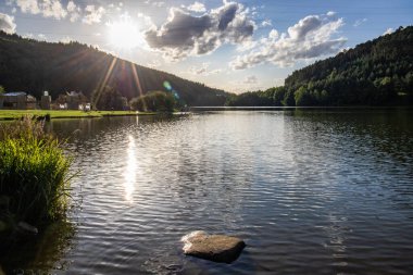 Akşamları Lakeshore, göl kıyısının güzel manzarası. Akşam güneşinde gölün üzerinden bak, Hesse, Almanya