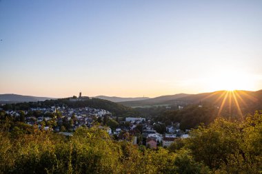 Akşam manzarası, ormandaki bir uçurumdan çekilen güzel bir manzara. Uçurumun kenarına ve Knigstein im Taunus, Hesse, Almanya 'ya bakın.