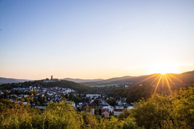 Akşam manzarası, ormandaki bir uçurumdan çekilen güzel bir manzara. Uçurumun kenarına ve Knigstein im Taunus, Hesse, Almanya 'ya bakın.