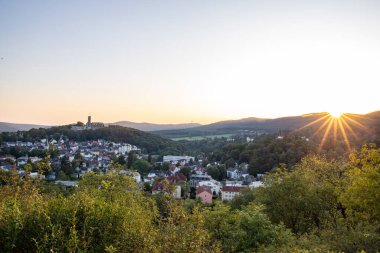 Akşam manzarası, ormandaki bir uçurumdan çekilen güzel bir manzara. Uçurumun kenarına ve Knigstein im Taunus, Hesse, Almanya 'ya bakın.