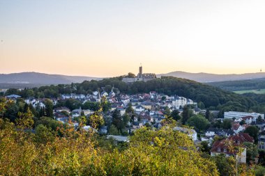 Akşam manzarası, ormandaki bir uçurumdan çekilen güzel bir manzara. Uçurumun kenarına ve Knigstein im Taunus, Hesse, Almanya 'ya bakın.