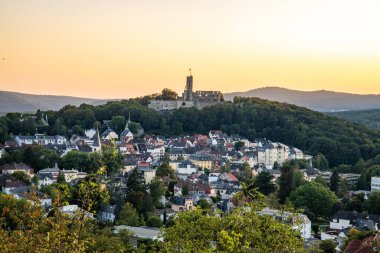 Akşam manzarası, ormandaki bir uçurumdan çekilen güzel bir manzara. Uçurumun kenarına ve Knigstein im Taunus, Hesse, Almanya 'ya bakın.