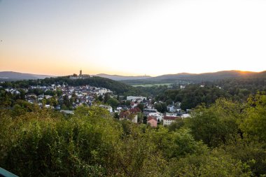 Akşam manzarası, ormandaki bir uçurumdan çekilen güzel bir manzara. Uçurumun kenarına ve Knigstein im Taunus, Hesse, Almanya 'ya bakın.