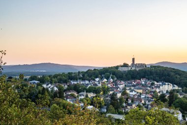 Akşam manzarası, ormandaki bir uçurumdan çekilen güzel bir manzara. Uçurumun kenarına ve Knigstein im Taunus, Hesse, Almanya 'ya bakın.