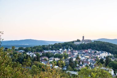 Akşam manzarası, ormandaki bir uçurumdan çekilen güzel bir manzara. Uçurumun kenarına ve Knigstein im Taunus, Hesse, Almanya 'ya bakın.