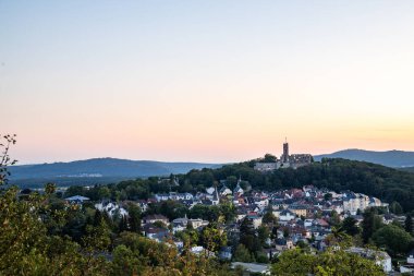 Akşam manzarası, ormandaki bir uçurumdan çekilen güzel bir manzara. Uçurumun kenarına ve Knigstein im Taunus, Hesse, Almanya 'ya bakın.