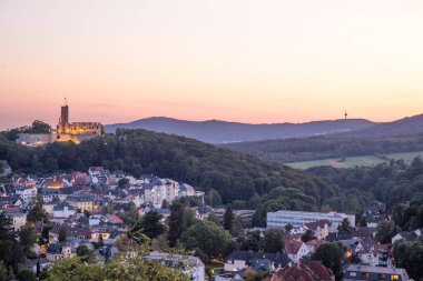 Akşam manzarası, ormandaki bir uçurumdan çekilen güzel bir manzara. Uçurumun kenarına ve Knigstein im Taunus, Hesse, Almanya 'ya bakın.