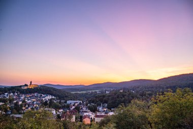 Akşam manzarası, ormandaki bir uçurumdan çekilen güzel bir manzara. Uçurumun kenarına ve Knigstein im Taunus, Hesse, Almanya 'ya bakın.