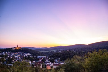 Akşam manzarası, ormandaki bir uçurumdan çekilen güzel bir manzara. Uçurumun kenarına ve Knigstein im Taunus, Hesse, Almanya 'ya bakın.