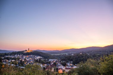 Akşam manzarası, ormandaki bir uçurumdan çekilen güzel bir manzara. Uçurumun kenarına ve Knigstein im Taunus, Hesse, Almanya 'ya bakın.