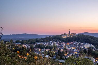 Akşam manzarası, ormandaki bir uçurumdan çekilen güzel bir manzara. Uçurumun kenarına ve Knigstein im Taunus, Hesse, Almanya 'ya bakın.