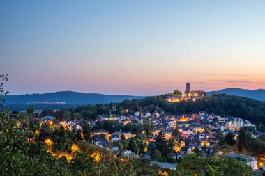 Akşam manzarası, ormandaki bir uçurumdan çekilen güzel bir manzara. Uçurumun kenarına ve Knigstein im Taunus, Hesse, Almanya 'ya bakın.