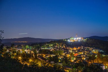 Akşam manzarası, ormandaki bir uçurumdan çekilen güzel bir manzara. Uçurumun kenarına ve Knigstein im Taunus, Hesse, Almanya 'ya bakın.