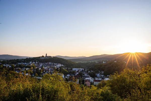 Akşam manzarası, ormandaki bir uçurumdan çekilen güzel bir manzara. Uçurumun kenarına ve Knigstein im Taunus, Hesse, Almanya 'ya bakın.