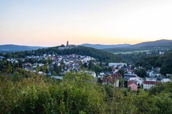 Akşam manzarası, ormandaki bir uçurumdan çekilen güzel bir manzara. Uçurumun kenarına ve Knigstein im Taunus, Hesse, Almanya 'ya bakın.