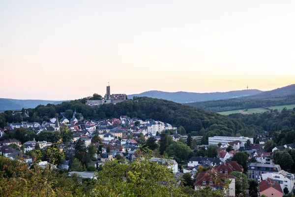 Akşam manzarası, ormandaki bir uçurumdan çekilen güzel bir manzara. Uçurumun kenarına ve Knigstein im Taunus, Hesse, Almanya 'ya bakın.