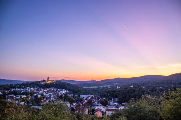 Akşam manzarası, ormandaki bir uçurumdan çekilen güzel bir manzara. Uçurumun kenarına ve Knigstein im Taunus, Hesse, Almanya 'ya bakın.