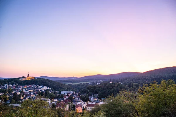 Akşam manzarası, ormandaki bir uçurumdan çekilen güzel bir manzara. Uçurumun kenarına ve Knigstein im Taunus, Hesse, Almanya 'ya bakın.