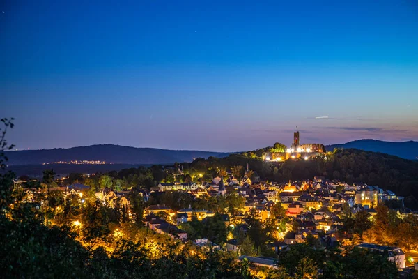 Akşam manzarası, ormandaki bir uçurumdan çekilen güzel bir manzara. Uçurumun kenarına ve Knigstein im Taunus, Hesse, Almanya 'ya bakın.