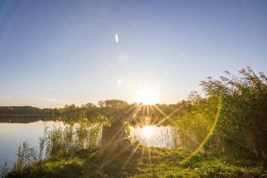 Akşamları Lakeshore, göl kıyısının güzel manzarası. Akşam güneşinde gölün üzerinden bak, Hesse, Almanya