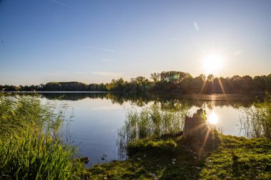 Akşamları Lakeshore, göl kıyısının güzel manzarası. Akşam güneşinde gölün üzerinden bak, Hesse, Almanya