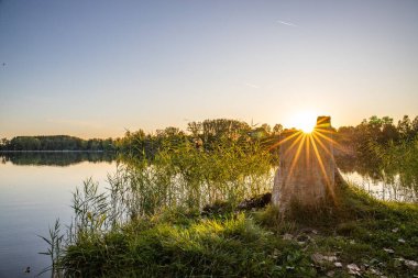 Akşamları Lakeshore, göl kıyısının güzel manzarası. Akşam güneşinde gölün üzerinden bak, Hesse, Almanya