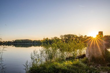 Akşamları Lakeshore, göl kıyısının güzel manzarası. Akşam güneşinde gölün üzerinden bak, Hesse, Almanya