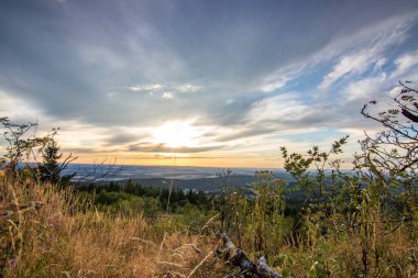 Bir kayanın manzara görüntüsü. Göz kamaştırıcı renklerle bir yaz günbatımı. Feldberg, Taunus Dağları, Hesse, Almanya