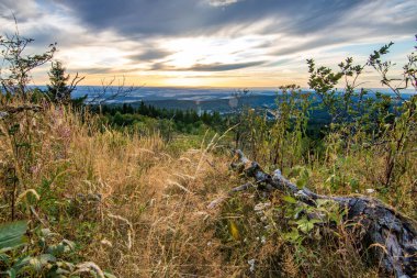 Bir kayanın manzara görüntüsü. Göz kamaştırıcı renklerle bir yaz günbatımı. Feldberg, Taunus Dağları, Hesse, Almanya