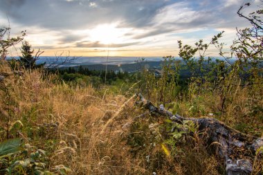 Bir kayanın manzara görüntüsü. Göz kamaştırıcı renklerle bir yaz günbatımı. Feldberg, Taunus Dağları, Hesse, Almanya