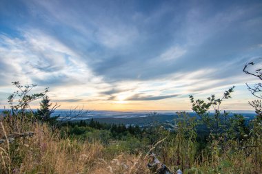 Bir kayanın manzara görüntüsü. Göz kamaştırıcı renklerle bir yaz günbatımı. Feldberg, Taunus Dağları, Hesse, Almanya