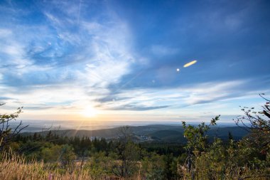Bir kayanın manzara görüntüsü. Göz kamaştırıcı renklerle bir yaz günbatımı. Feldberg, Taunus Dağları, Hesse, Almanya