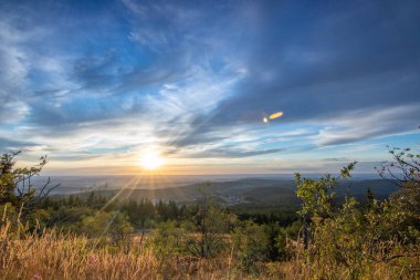 Bir kayanın manzara görüntüsü. Göz kamaştırıcı renklerle bir yaz günbatımı. Feldberg, Taunus Dağları, Hesse, Almanya