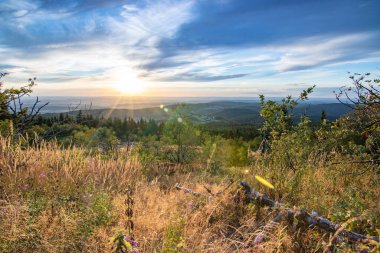 Bir kayanın manzara görüntüsü. Göz kamaştırıcı renklerle bir yaz günbatımı. Feldberg, Taunus Dağları, Hesse, Almanya