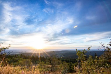 Bir kayanın manzara görüntüsü. Göz kamaştırıcı renklerle bir yaz günbatımı. Feldberg, Taunus Dağları, Hesse, Almanya