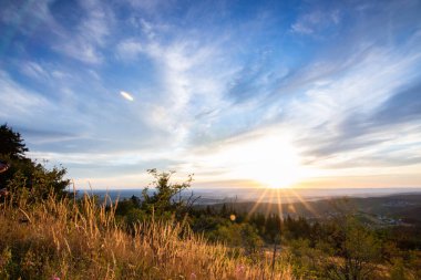 Bir kayanın manzara görüntüsü. Göz kamaştırıcı renklerle bir yaz günbatımı. Feldberg, Taunus Dağları, Hesse, Almanya