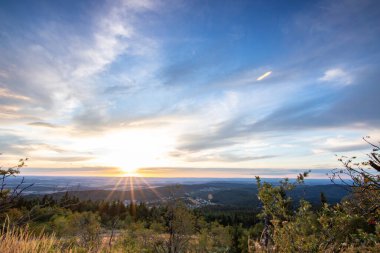 Bir kayanın manzara görüntüsü. Göz kamaştırıcı renklerle bir yaz günbatımı. Feldberg, Taunus Dağları, Hesse, Almanya