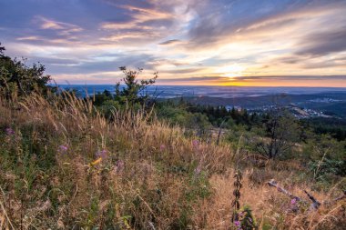 Bir kayanın manzara görüntüsü. Göz kamaştırıcı renklerle bir yaz günbatımı. Feldberg, Taunus Dağları, Hesse, Almanya