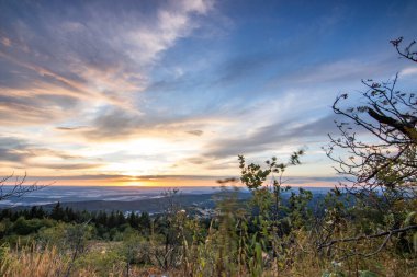 Bir kayanın manzara görüntüsü. Göz kamaştırıcı renklerle bir yaz günbatımı. Feldberg, Taunus Dağları, Hesse, Almanya