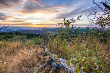 Bir kayanın manzara görüntüsü. Göz kamaştırıcı renklerle bir yaz günbatımı. Feldberg, Taunus Dağları, Hesse, Almanya