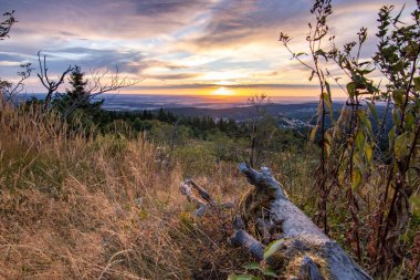 Bir kayanın manzara görüntüsü. Göz kamaştırıcı renklerle bir yaz günbatımı. Feldberg, Taunus Dağları, Hesse, Almanya